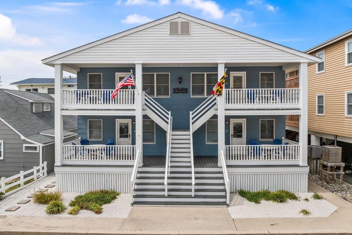 Bluvista Vacation Rentals-The Barracuda 3 Steps to the beach -image-1