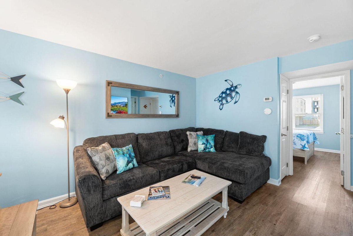 Bluvista Vacation Rentals-The Barracuda 4 Steps to the beach-image-1